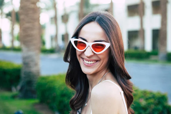 Topo Mundo Agitado Menina Fabulosa Com Sorriso Largo Seu Rosto — Fotografia de Stock