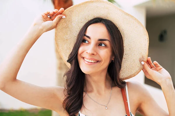 Scappa Con Tramonto Donna Giocosa Cappello Beige Occhi Luminosi Sorriso — Foto Stock