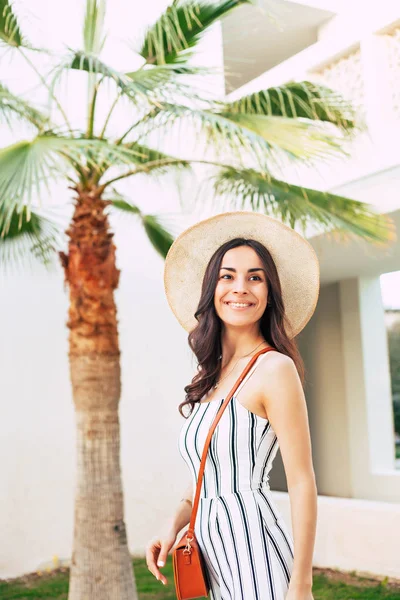 Chica Delgada Cerca Palmera Verde Con Sombrero Beige Mono Rayas — Foto de Stock