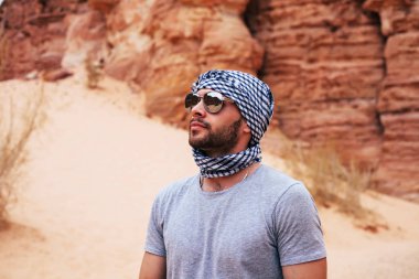 çöl sahne keffiyeh ve güneş gözlüğü takmış Gezgin