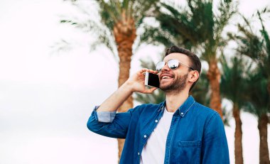 Evet ve gülümseyen bir adam genç sakallı