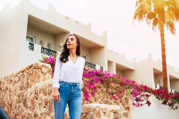 Paseo Impresionante Chica Tierna Está Caminando Través Del Mar Templado — Foto de Stock