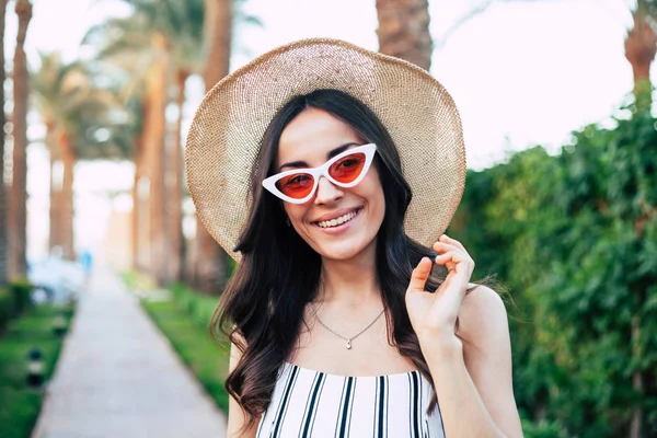 Sto Seguendo Viaggio Affettuosa Ragazza Con Capelli Nocciola Marrone Sorride — Foto Stock