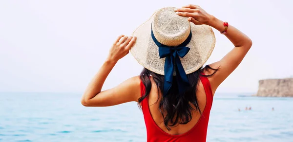 Brunetta Donna Posa Cappello Paglia Dal Mare Vista Posteriore — Foto Stock