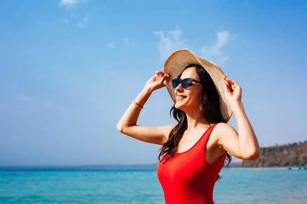 Giovane Donna Sorridente Posa Cappello Paglia Mare — Foto Stock