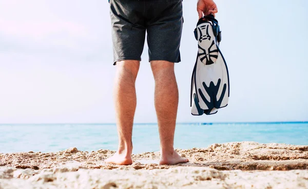 足ひれと海に立っている男のクロップ撮影 — ストック写真