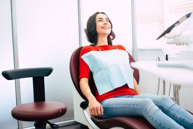 Diş sandalye ve diş tedavisi diş Merkezi nitelikli doktordan almak hazır gülümseyen kız bu aydınlık ve ferah diş Oda.