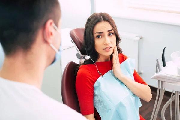 Tengo Dolor Muelas Chica Preocupada Silla Del Dentista Frente Médico — Foto de Stock