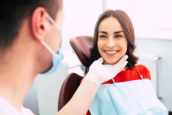 Cuida Salud Dentista Profesional Está Mirando Través Trabajo Hermosa Joven — Foto de Stock