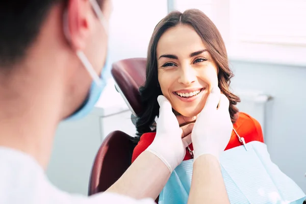Sprawdzanie Kondycji Dentysta Centrum Stomatologii Robi Badanie Dziewczyny Zębów Pomocą — Zdjęcie stockowe