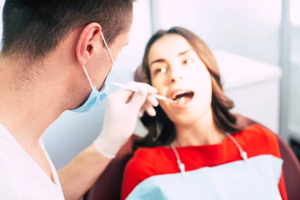 Lekarza Dentysty Ucho Pętli Twarzy Maska Bada Zęby Dziewczyna Lusterko — Zdjęcie stockowe