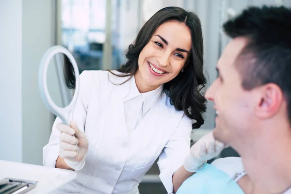 仕事から喜び 彼女は彼女の患者に行っている結果のため心から歯科医の笑顔として働いている笑顔の女性 — ストック写真