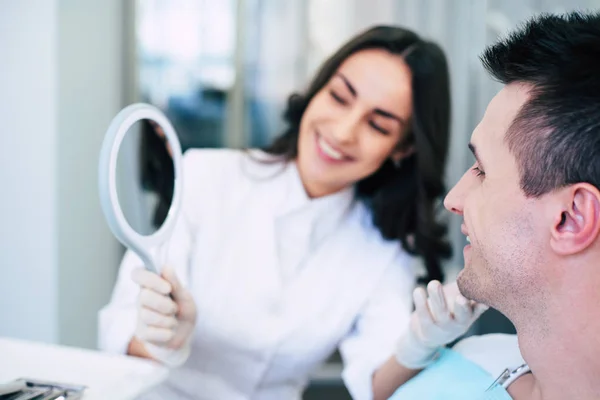 Dummy Smile Handsome Patient Beautiful Dentist Smiling Right Mirror Estimate — Stock Photo, Image