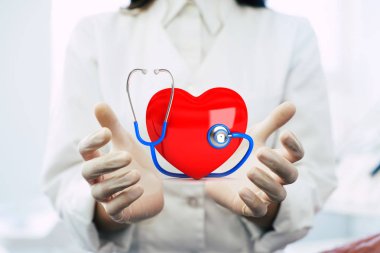 Doktor el tıbbi profesyonel el holding sanal nesne ilaç ya da madde ürün fotoğrafı kapatın. Sağlık ve reklam kavramı, kopya alanı.