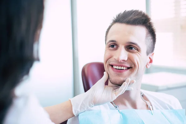 Mutlak Finito Onun Önünde Oturan Sınava Onun Yapma Bir Dişçi — Stok fotoğraf