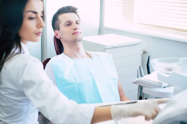 세션입니다 의사는 환자의 문제에 작업을 시작할 치료를 치과에 — 스톡 사진