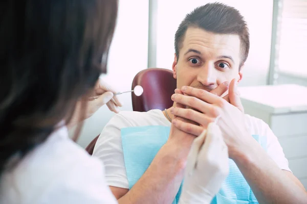 Its Plain Scary Dentist Trying Give Treatment Man She Cant — Stock Photo, Image