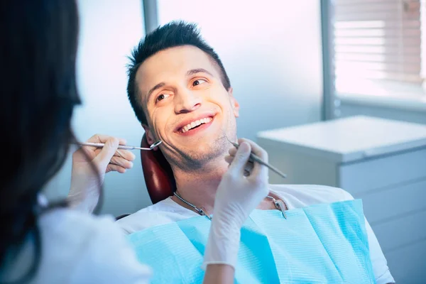 Verificación Final Hombre Guapo Que Vino Cita Dental Una Clínica — Foto de Stock