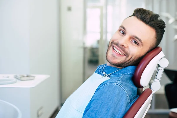 Намалюйте Очі Чоловік Посміхається Маючи Кваліфіковане Стоматологічне Лікування Професійній Клініці — стокове фото