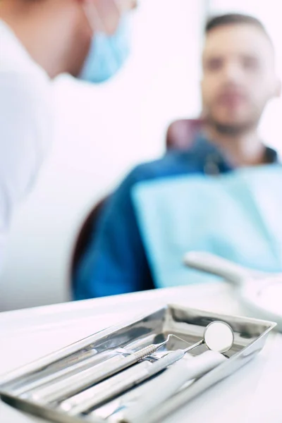 Instrumentos Auxiliares Dentista Colocados Una Caja Metal Sobre Mesa Blanca — Foto de Stock