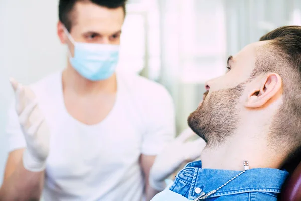 Konzultace Muž Džínové Košili Přišel Kliniku Pro Zubaře Lékaře Dává — Stock fotografie