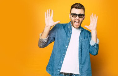 Ugh! Bir adamın yüzüne iğrenç duygularını, elleri ve bir taklit ile film sahnesinden gösterilen.