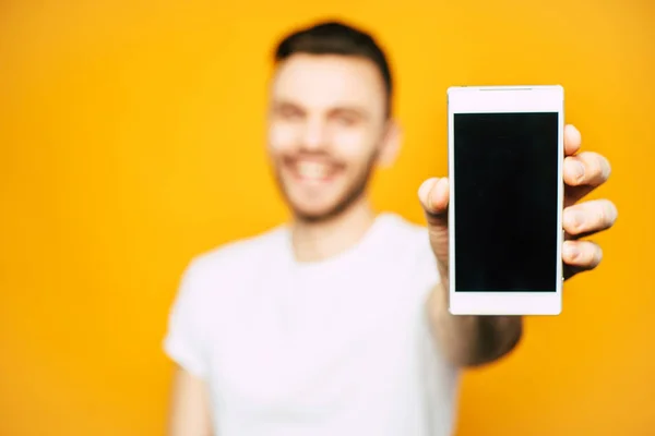 Tengo Uno Teléfono Blanco Mano Fuerte Hombre Deportivo Que Sonríe — Foto de Stock