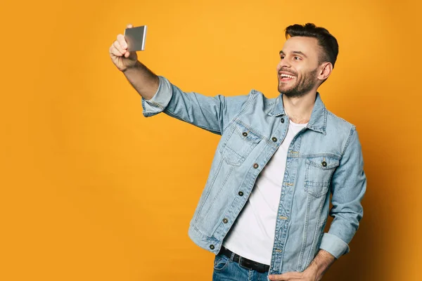 Cultivo Selfie Una Foto Hombre Con Sonrisa Brillante Haciendo Selfie — Foto de Stock