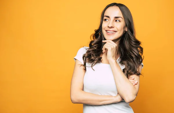 Siento Juguetón Chica Corpulenta Con Sonrisa Coqueta Mirada Con Mano —  Fotos de Stock