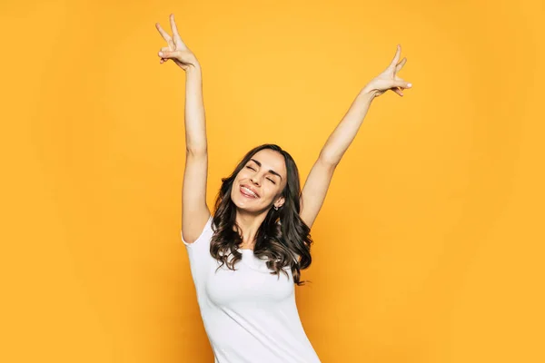 Cheer Bodacious Awake Girl Her Hands Showing Peace Sign Wide — Stock Photo, Image
