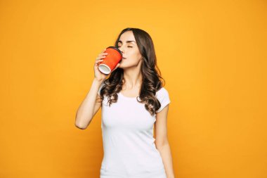 Benim zevkime sevgili. Güzel vücut şekli ve temel kıyafeti ile muhteşem kız sıcak kahve lezzetli fincan hoş duygular.