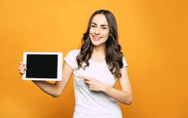 Buna ihtiyacın var! Temel beyaz T-shirt ve tüm yüzünde parlak bir gülümseme muhteşem genç kız elinde büyük özellikleri ile modern beyaz renkli Tablet PC.