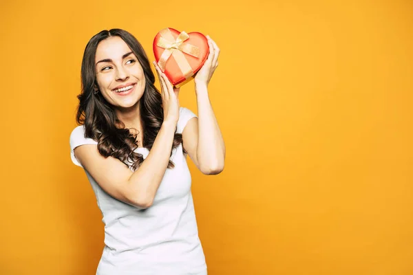 Liebe Einem Geschenk Eine Herzförmige Rote Schachtel Den Händen Eines — Stockfoto