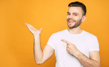 Dikkat et! Beyaz temel T-shirt Happy adam o gerçekten seviyor ve tavsiye ne bir şey işaret ediyor