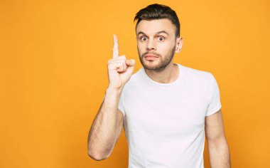 Bunu ifade etmeye hazır yakışıklı ve akıllı adamın kafasında bir fikir ve işaret parmağıyla bu söyler