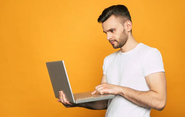 Searching Laptop Hands Programmer Serious Beautiful Same Moment Face Who — Stock Photo, Image