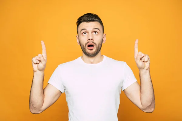 Mira Arriba Hombre Asustado Camiseta Blanca Está Mirando Hacia Arriba — Foto de Stock