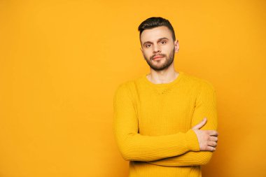 Kahve fincanı ile gülümseyen genç öğrenci adam kameraya bakıyor