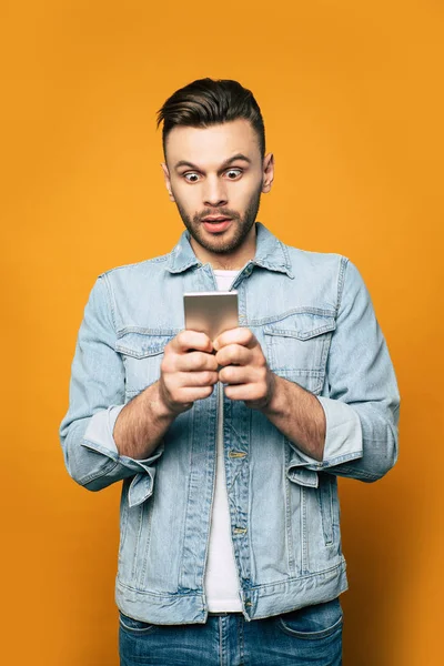 Joven Hombre Moderno Elegante Mezclilla Está Utilizando Teléfono Inteligente Sus — Foto de Stock