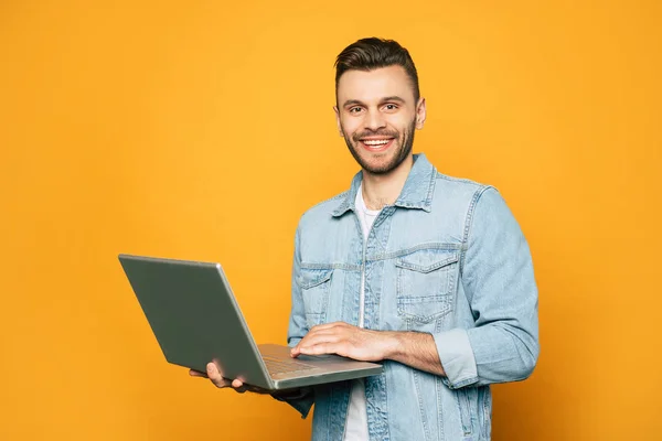 Moderne Jonge Student Business Man Werkt Met Laptop Handen Gele — Stockfoto