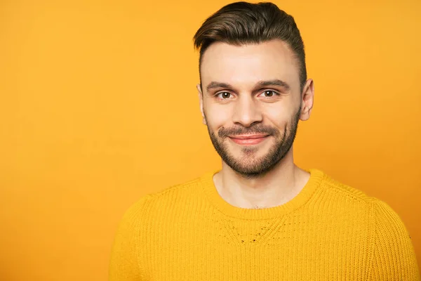 Närbild Porträtt Lycklig Stilig Man Gult Poserar Över Orange Bakgrund — Stockfoto
