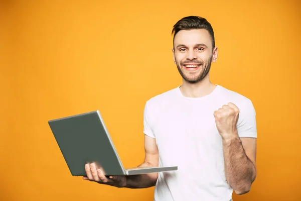 Hombre Feliz Excitado Camiseta Blanca Con Portátil Las Manos Sobre — Foto de Stock