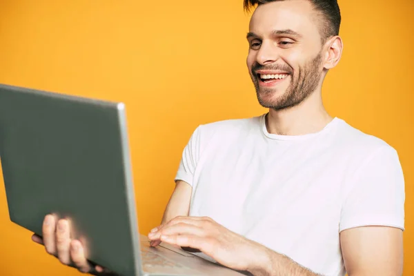 Gelukkig Opgewonden Man Wit Shirt Met Laptop Handen Gele Achtergrond — Stockfoto