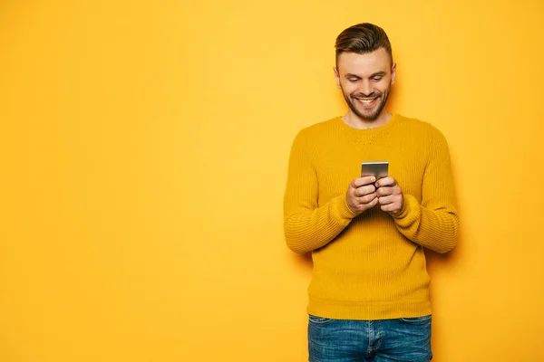 Guapo Joven Barba Con Estilo Hombre Amarillo Con Teléfono Inteligente — Foto de Stock