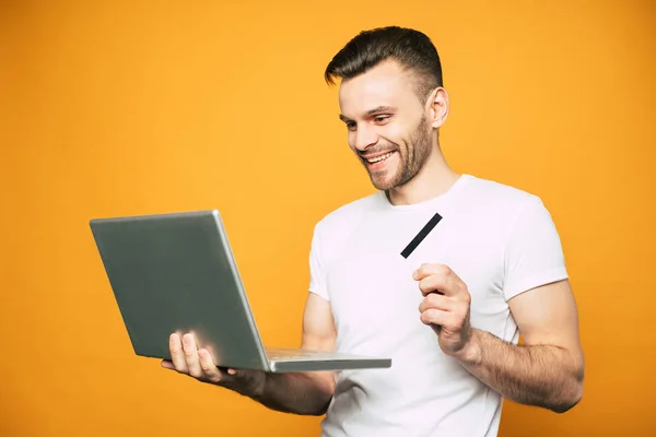 Belanja Online Potret Pria Tampan Santai Dengan Kartu Dan Laptop — Stok Foto