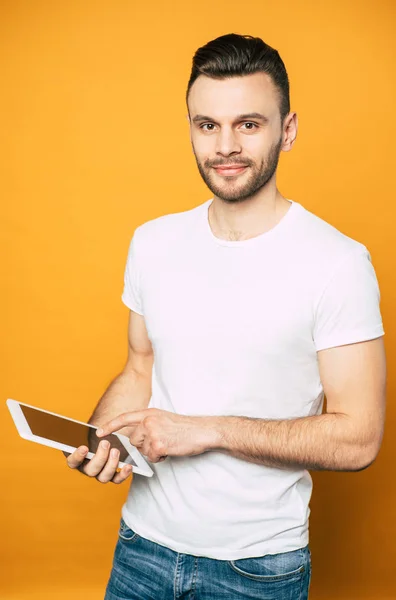 Seitenansicht Porträt Eines Gelegenheitsunternehmers Mit Modernem Tablet Der Hand Über — Stockfoto