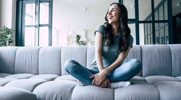 Retrato Mujer Linda Feliz Sonriente Con Los Ojos Cerrados Sentados — Foto de Stock