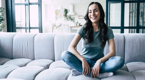 Retrato Mujer Linda Feliz Sonriente Con Los Ojos Cerrados Sentados — Foto de Stock