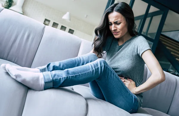 Female Pain Woman Pain Stomach Sitting Couch Home — Stock Photo, Image