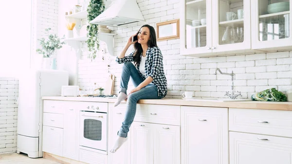 Beautiful Cute Smiling Woman Using Smart Phone Kitchen Home — Stock Photo, Image